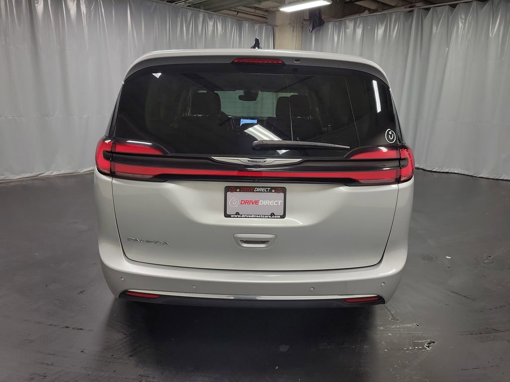 Used 2024 Chrysler Pacifica Touring-L FWD image 7
