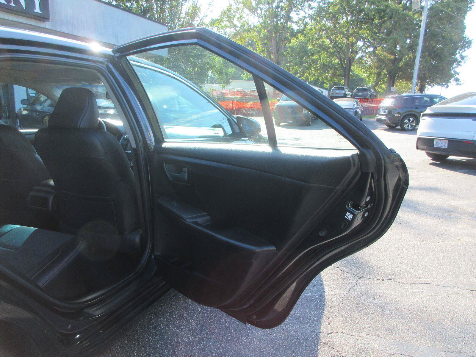 Used 2016 Toyota Camry SE w/ Moonroof Package FWD image 17