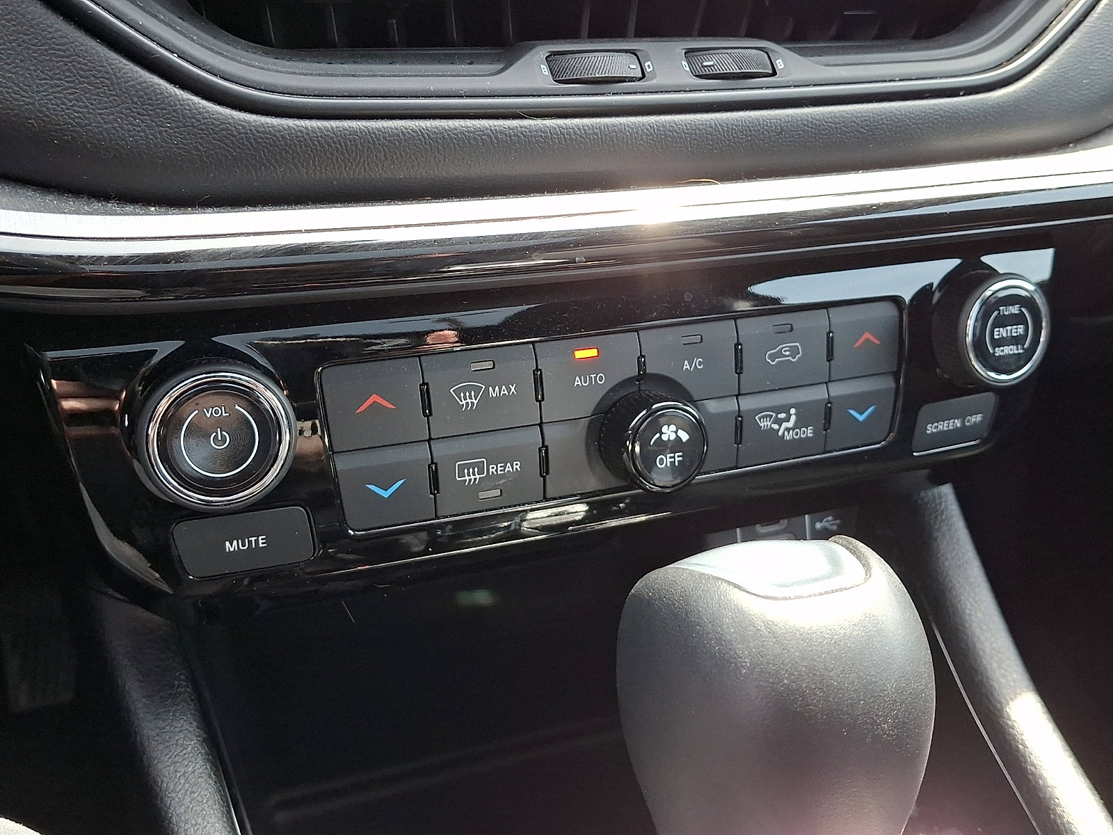 Certified 2024 Jeep Compass Limited w/ High Altitude Package image 18