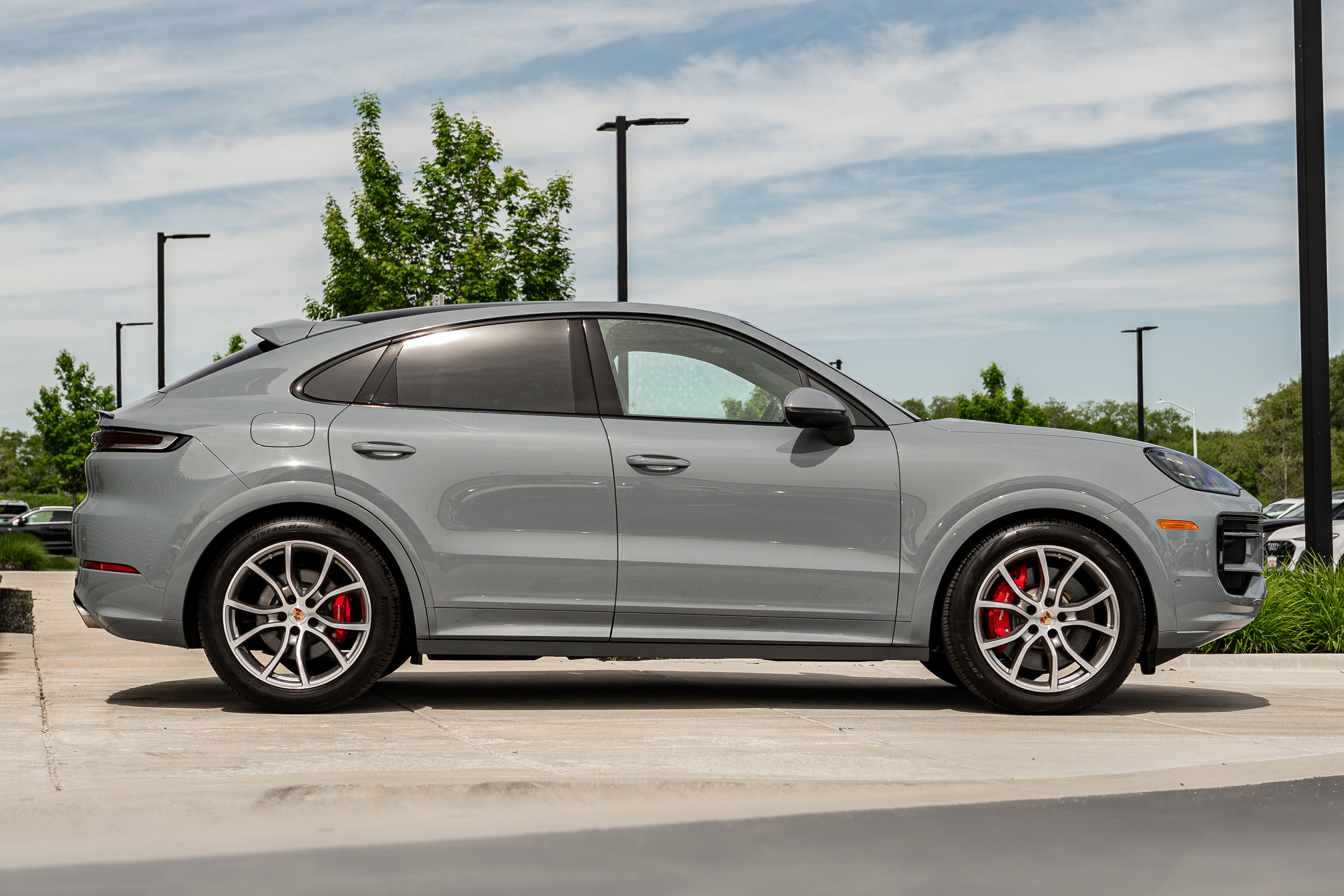 Used 2025 Porsche Cayenne S AWD/4WD image 2
