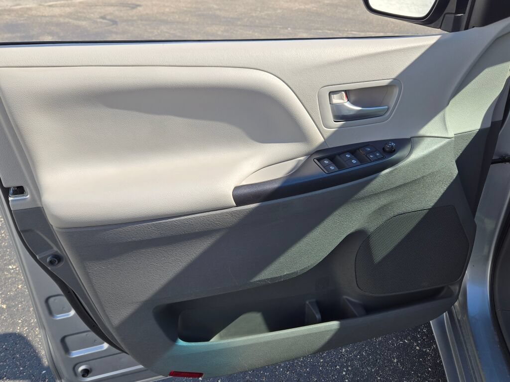Used 2015 Toyota Sienna LE FWD image 20