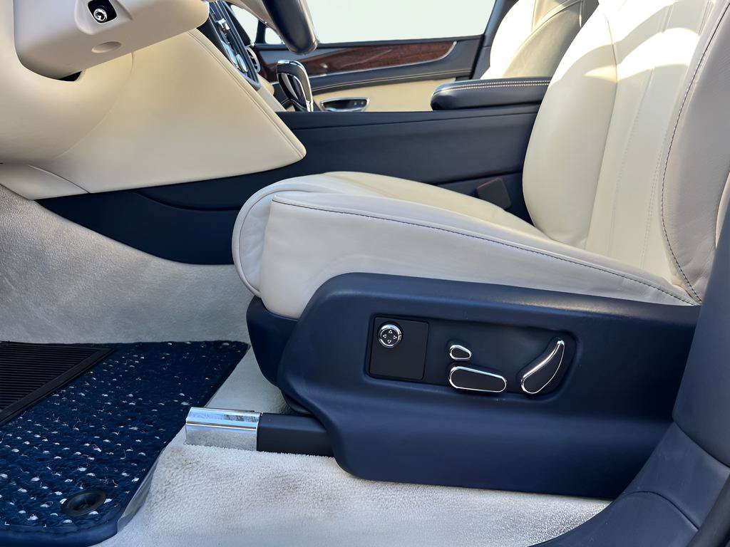 Used 2018 Bentley Bentayga AWD/4WD image 22