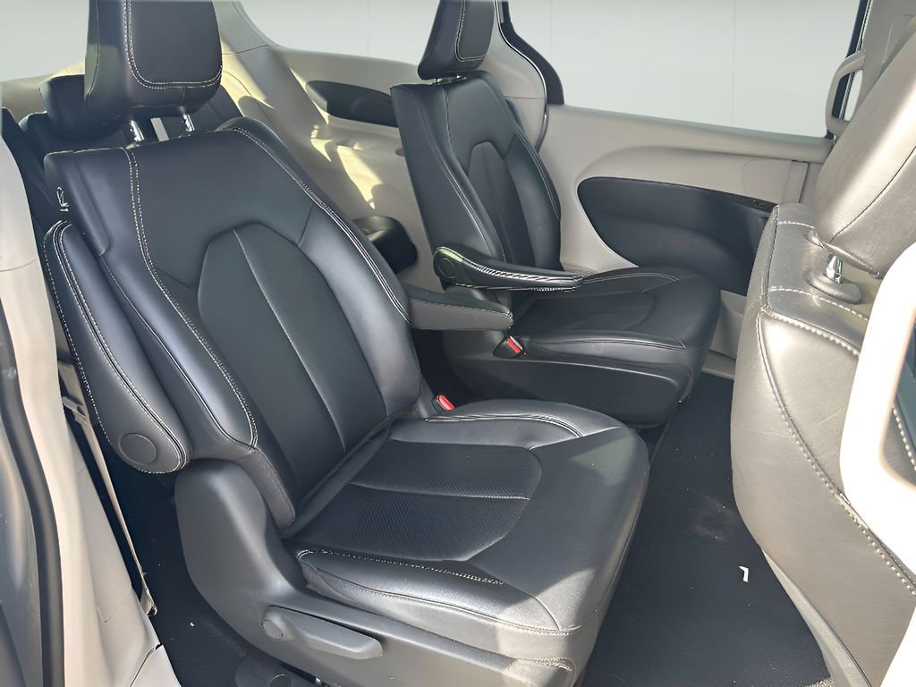 Used 2024 Chrysler Pacifica Select image 23