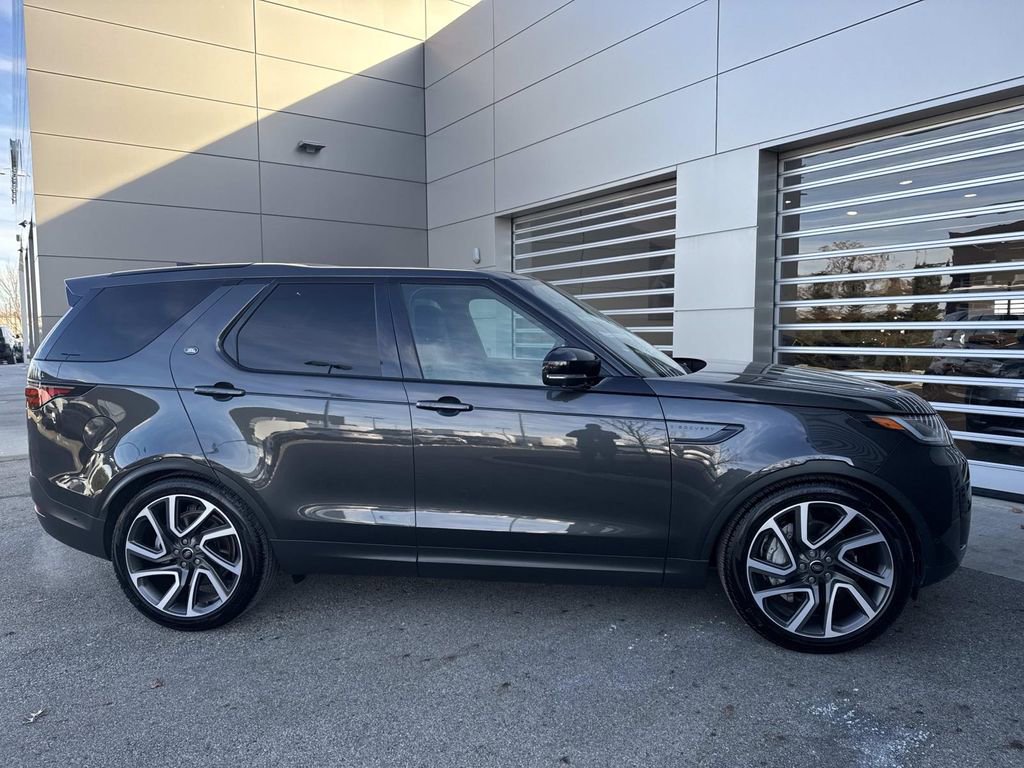 Used 2025 Land Rover Discovery S image 9