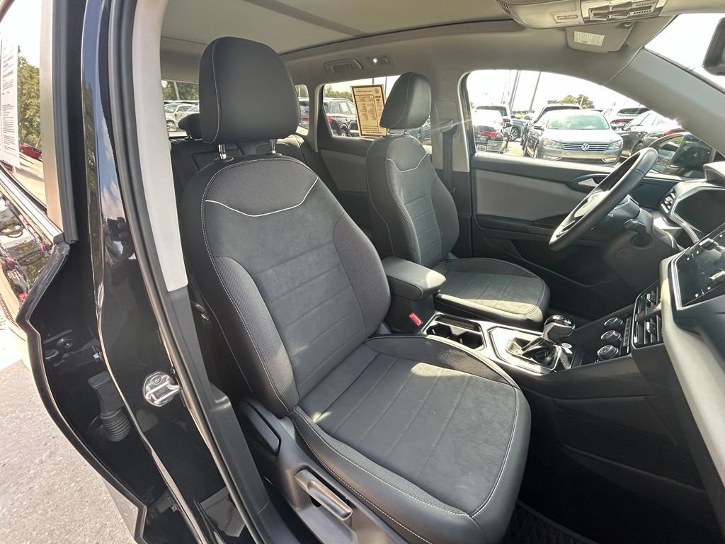 Certified 2023 Volkswagen Taos SE w/ Panoramic Sunroof Package FWD image 33