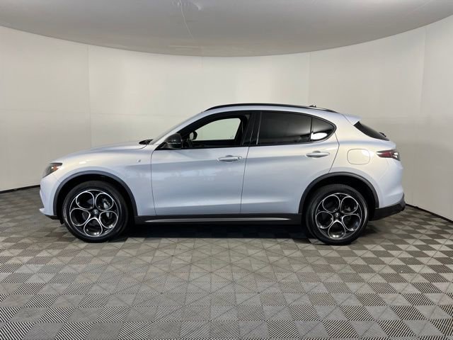 Used 2024 Alfa Romeo Stelvio Ti image 4