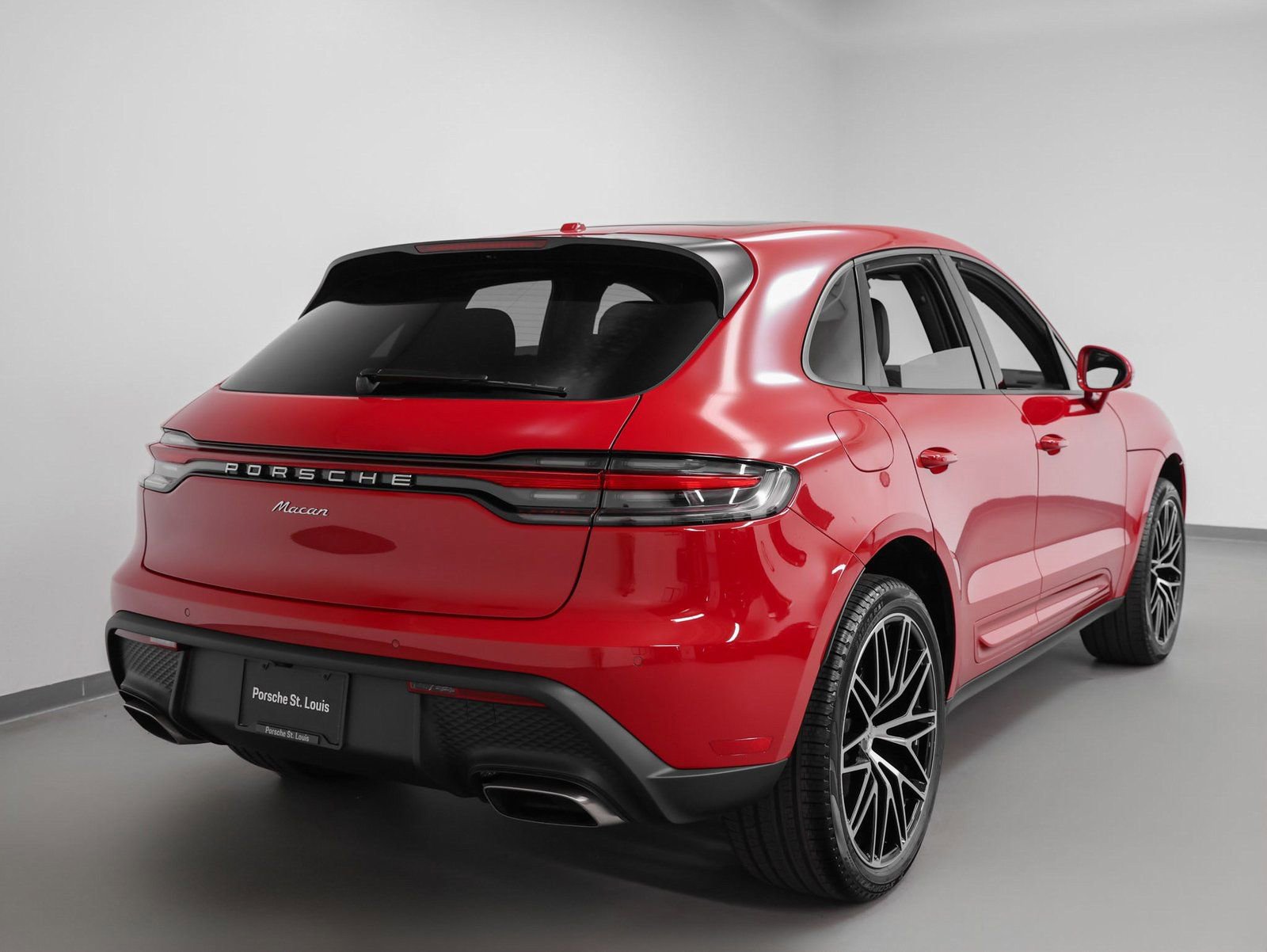 Certified 2025 Porsche Macan image 12