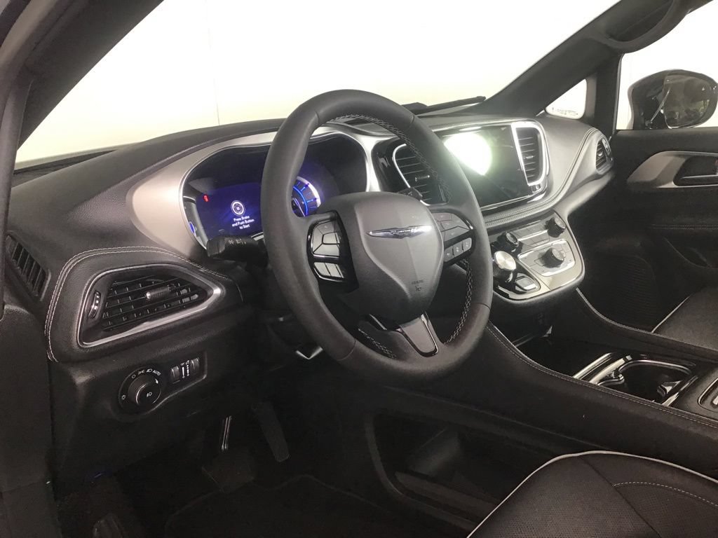Used 2023 Chrysler Pacifica Limited w/ Uconnect Theater Family Group FWD image 9