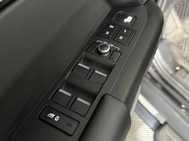 Used 2023 Land Rover Defender 110 V8 AWD/4WD image 22
