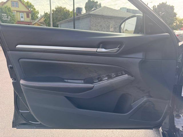 Used 2024 Nissan Altima 2.5 SR FWD image 7