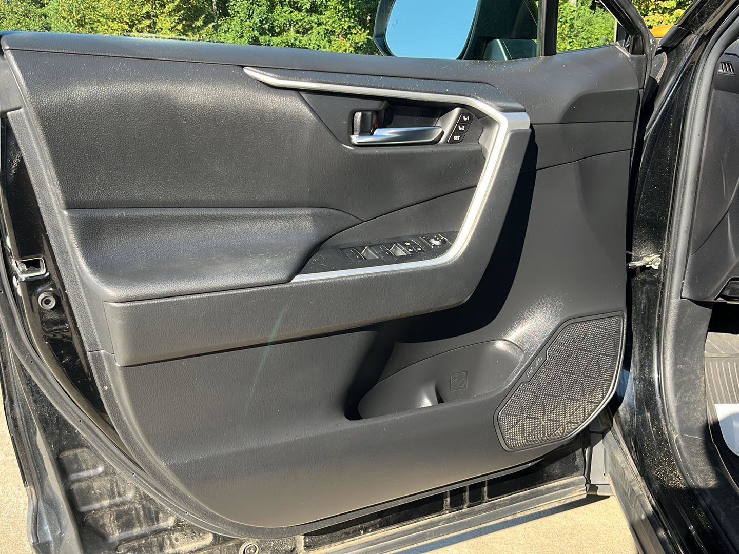 Used 2022 Toyota RAV4 XLE Premium image 12