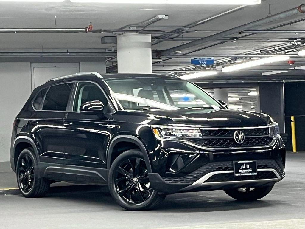 Used 2022 Volkswagen Taos SE w/ Panoramic Sunroof Package image 2