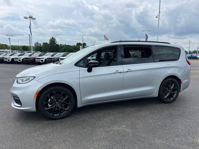 New 2026 Chrysler Pacifica Select w/ S Appearance Package FWD image 3