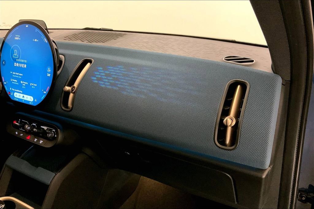 Certified 2025 MINI Cooper Countryman SE w/ Comfort Package Max image 23