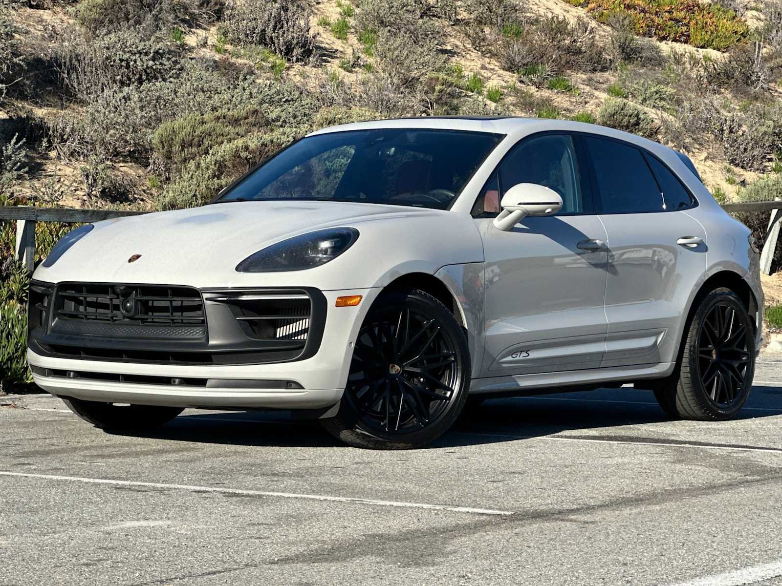 Certified 2025 Porsche Macan GTS image 1
