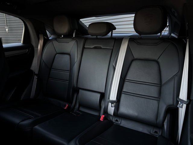 Certified 2022 Porsche Cayenne Platinum Edition image 24