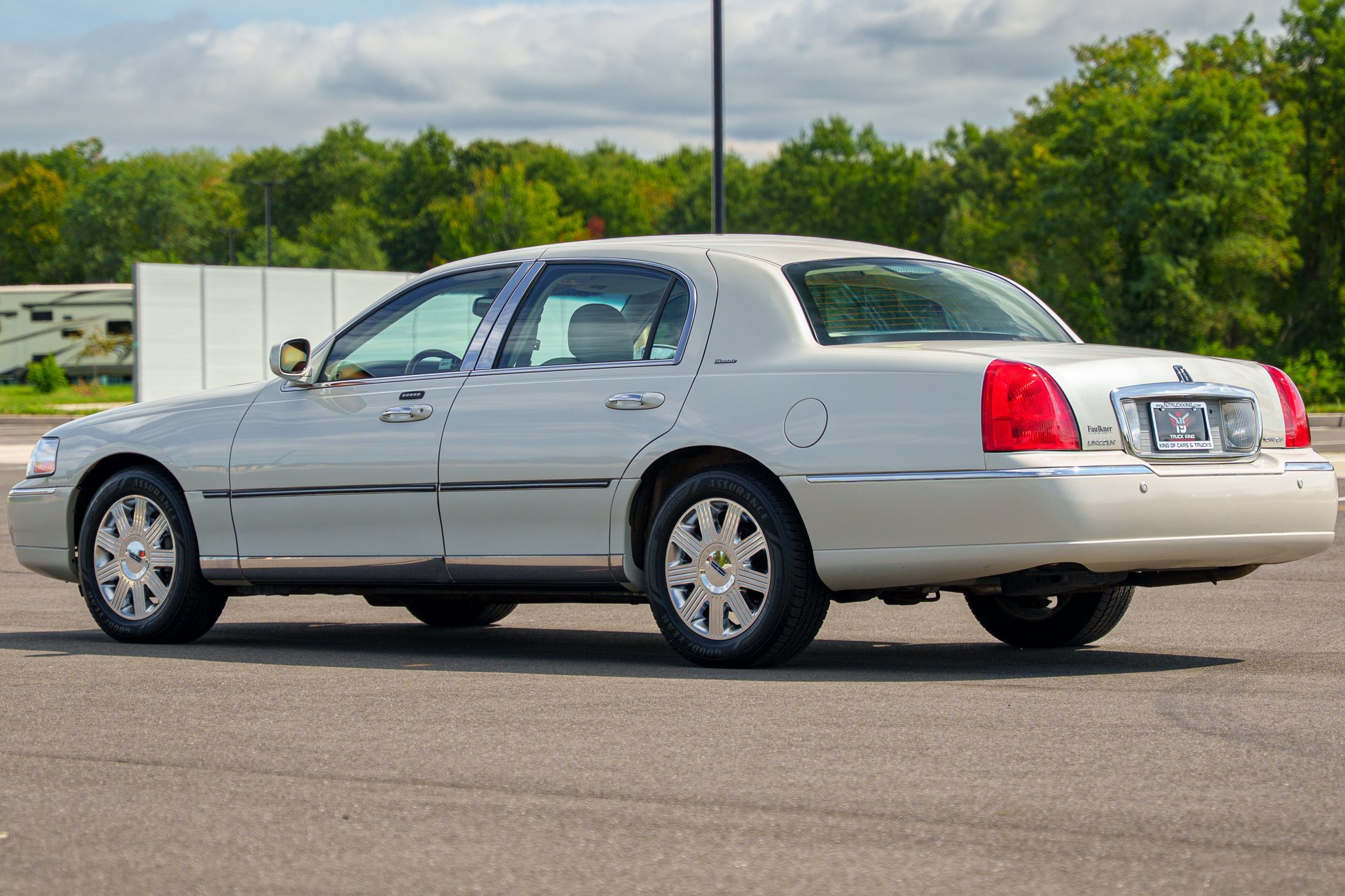 Used 2004 Lincoln Town Car Ultimate RWD image 8