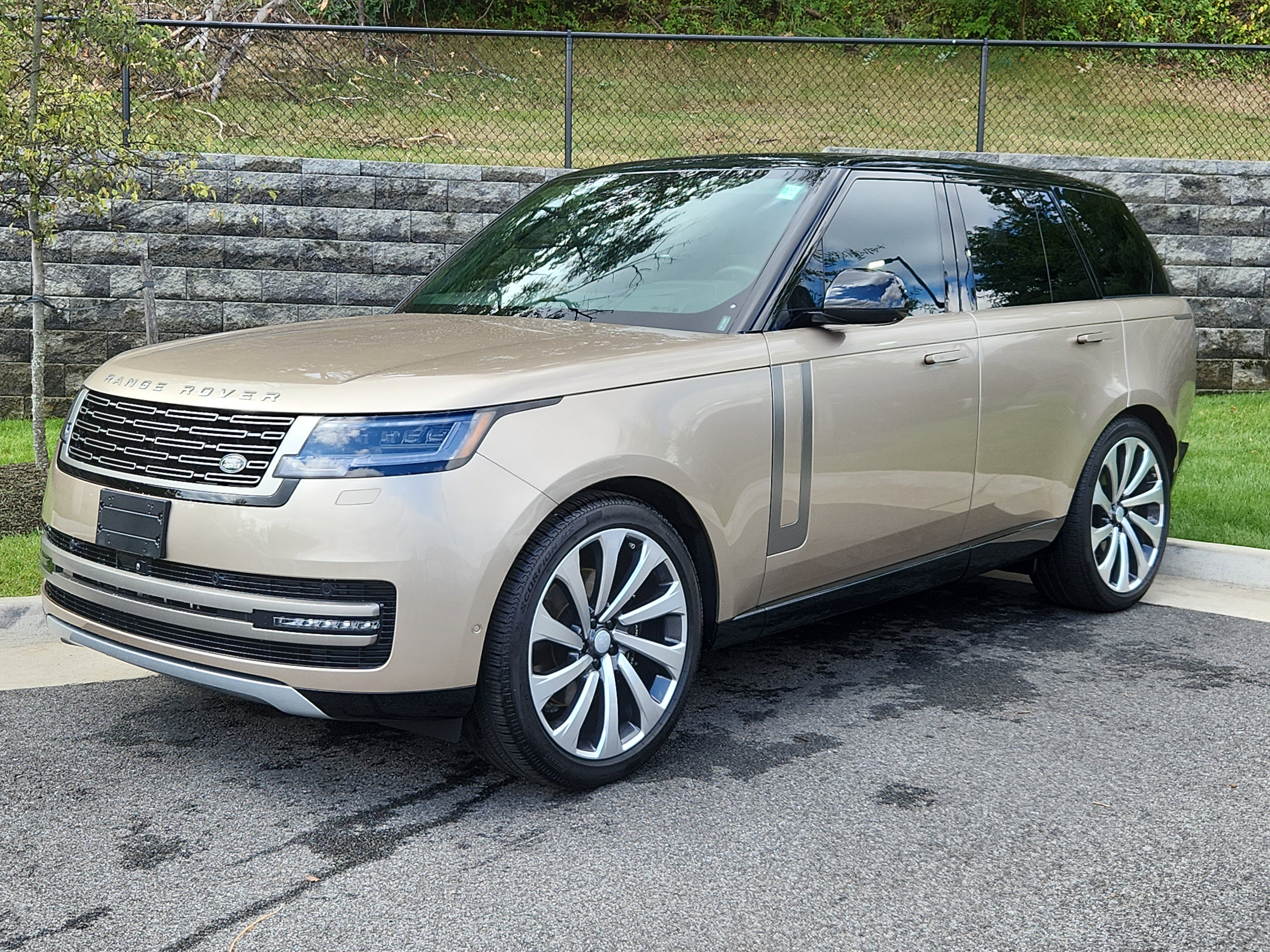 Used 2025 Land Rover Range Rover SE image 1