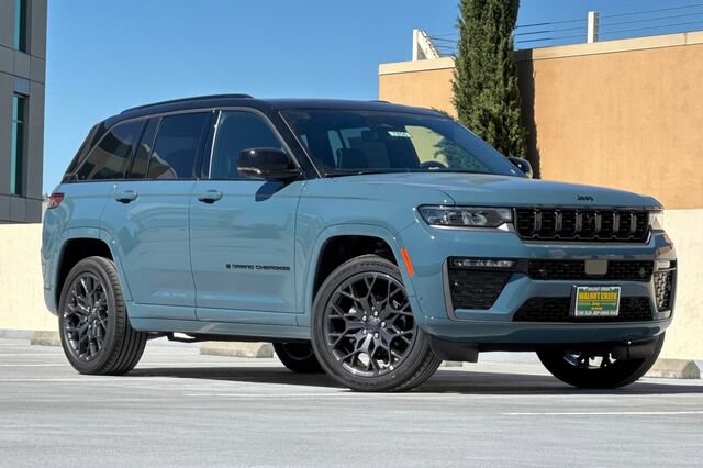 New 2026 Jeep Grand Cherokee Summit w/ Obsidian Package AWD/4WD image 2