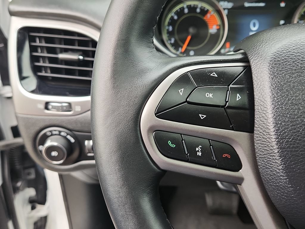 Used 2019 Jeep Cherokee Overland w/ Technology Group AWD/4WD image 15