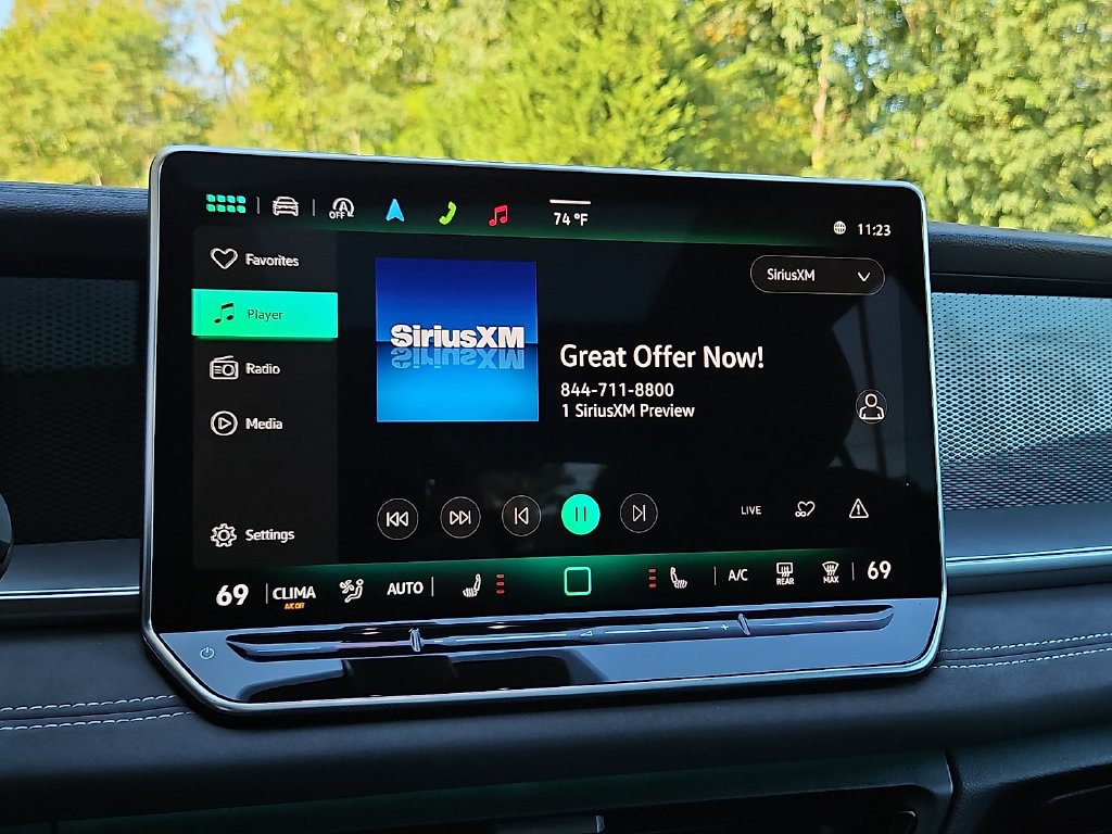 Certified 2025 Volkswagen Tiguan SE w/ Panoramic Sunroof Package AWD/4WD image 18