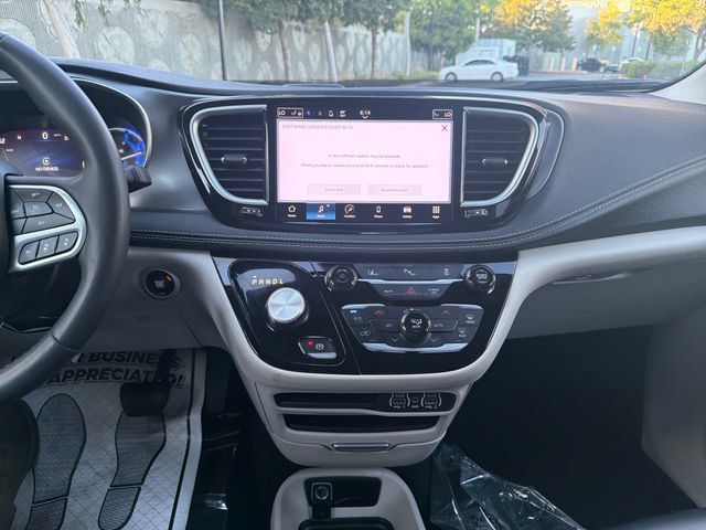 Used 2023 Chrysler Pacifica Touring-L FWD image 15