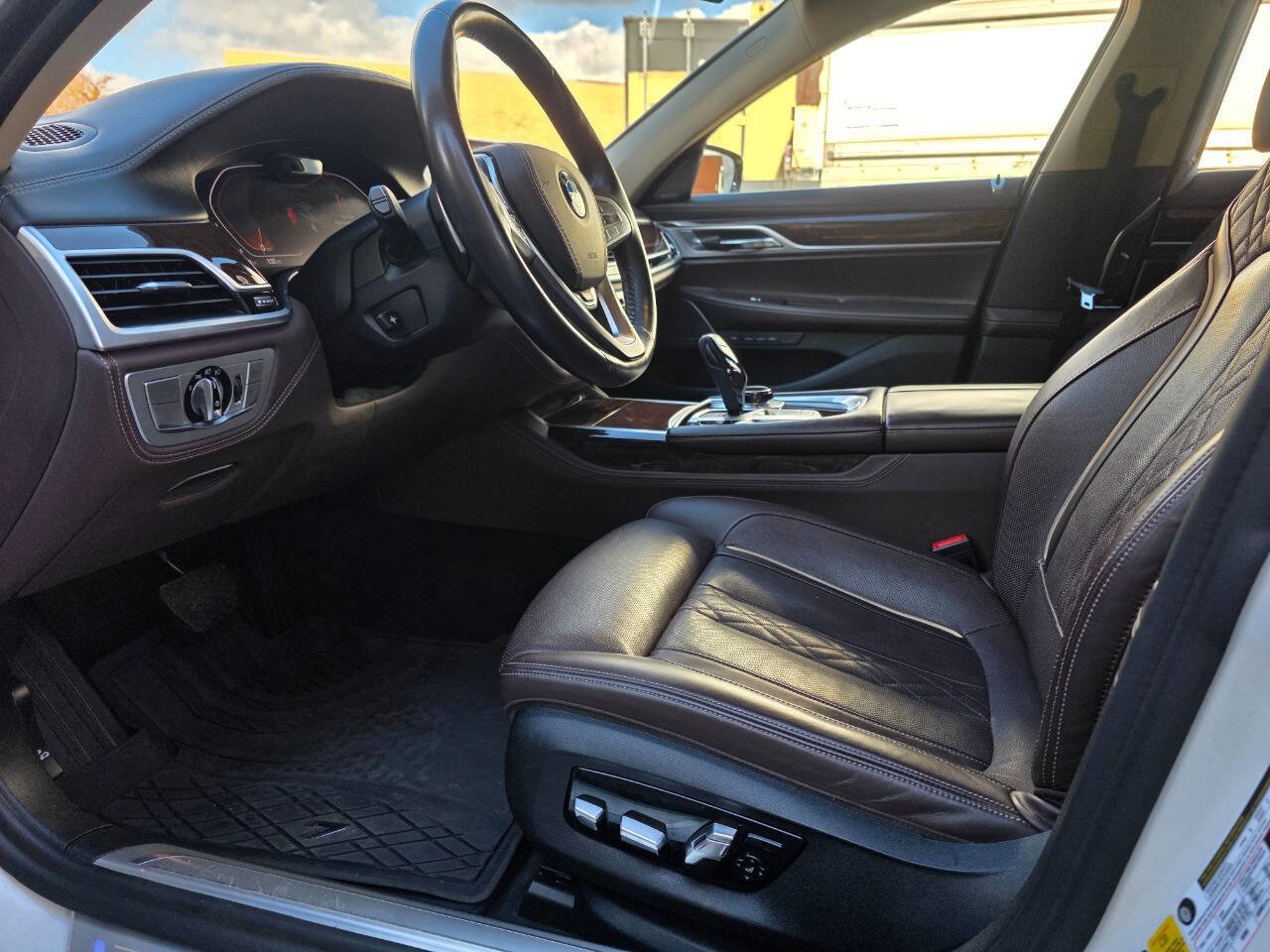 Used 2020 BMW 750i xDrive w/ Executive Package AWD/4WD image 13