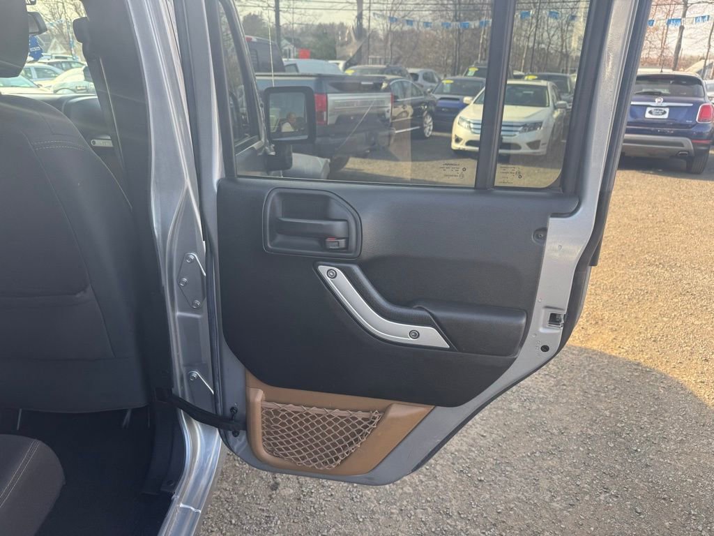 Used 2017 Jeep Wrangler Unlimited Rubicon w/ Connectivity Group image 25