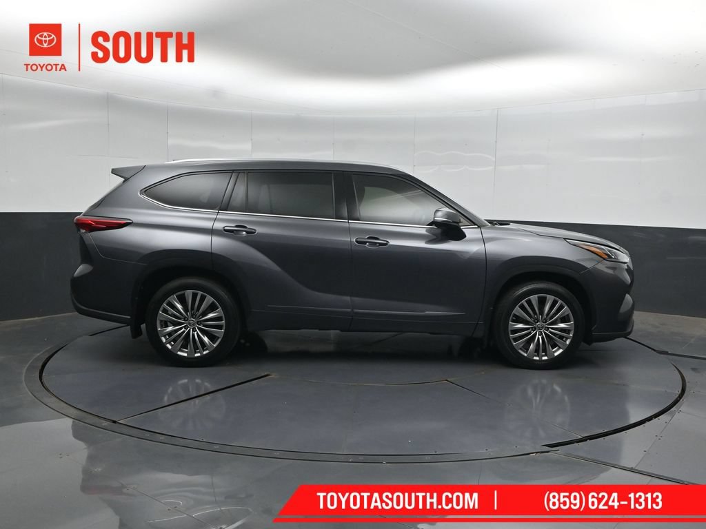 Used 2020 Toyota Highlander Platinum AWD/4WD image 3