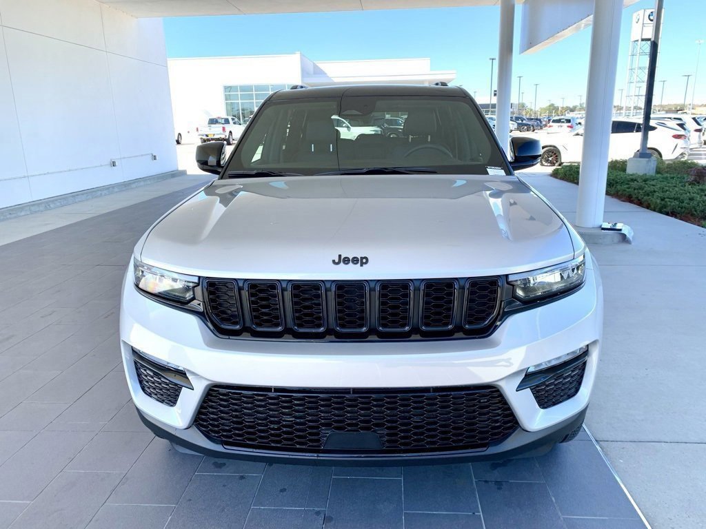 Used 2025 Jeep Grand Cherokee Limited image 3