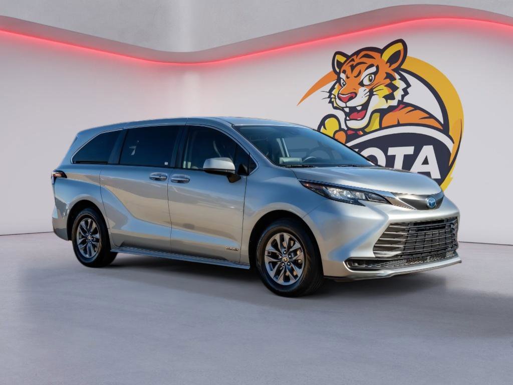 Used 2021 Toyota Sienna LE image 3