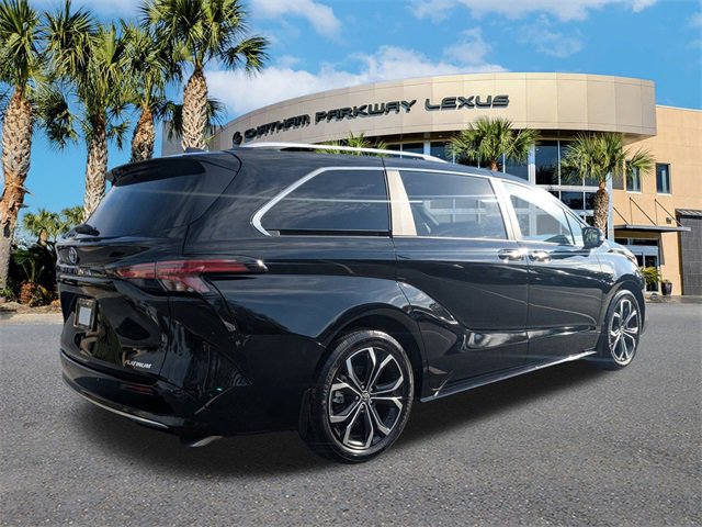Used 2025 Toyota Sienna Platinum image 5