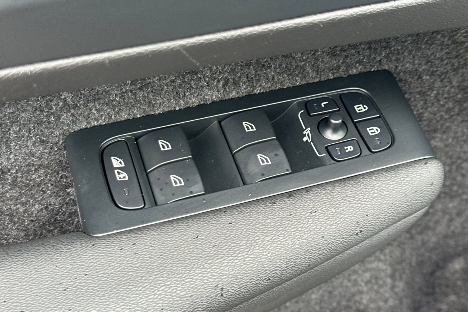 Certified 2023 Volvo XC40 Recharge Ultimate image 16