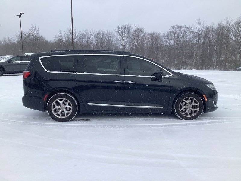 Used 2017 Chrysler Pacifica Touring-L image 8