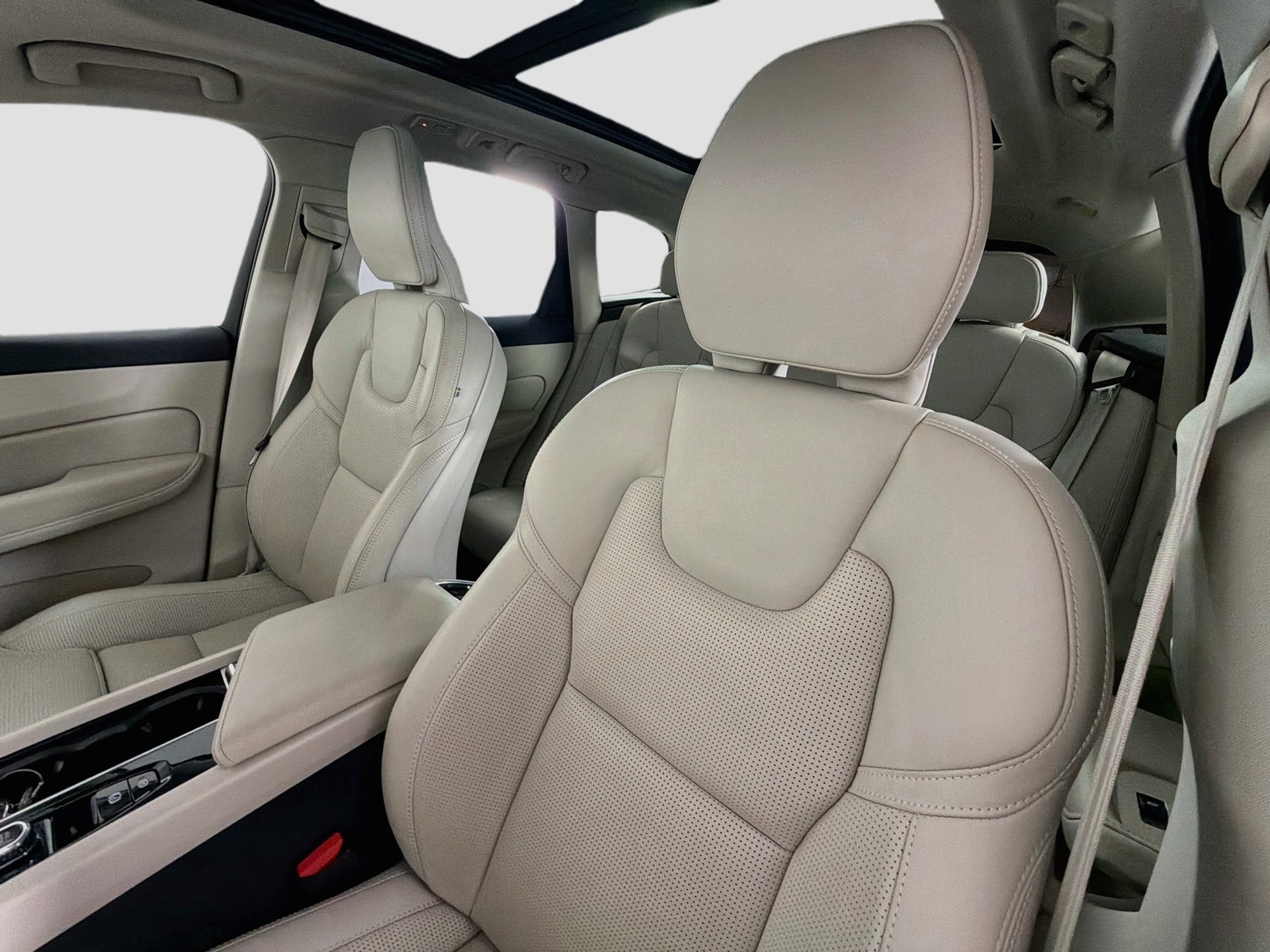 Certified 2026 Volvo XC60 B5 Ultra AWD/4WD image 22