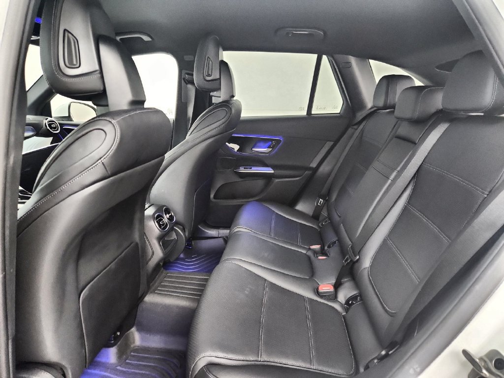 Used 2025 Mercedes-Benz GLC 300 4MATIC image 32