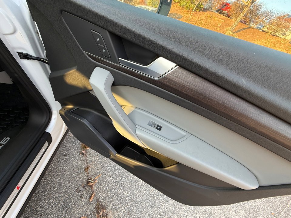 Used 2024 Audi Q5 e Premium w/ Convenience Package image 31