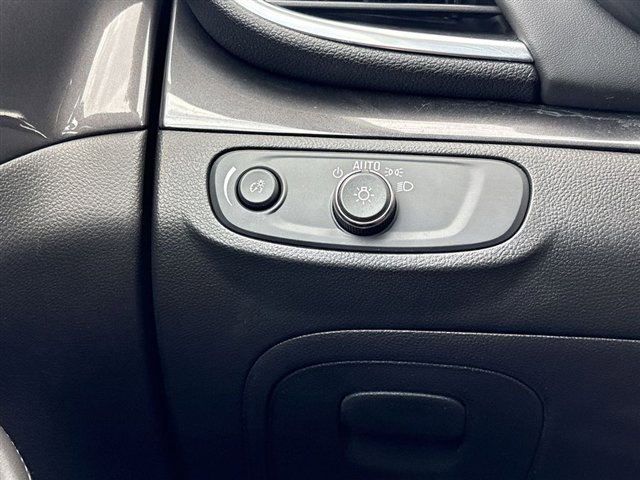 Used 2022 Buick Encore Preferred AWD/4WD image 17