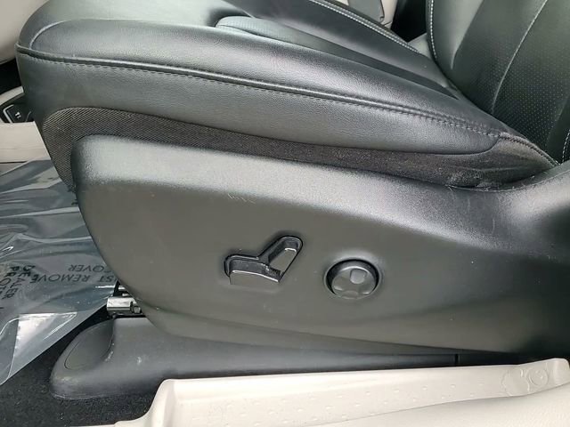 Used 2024 Chrysler Pacifica Select image 15