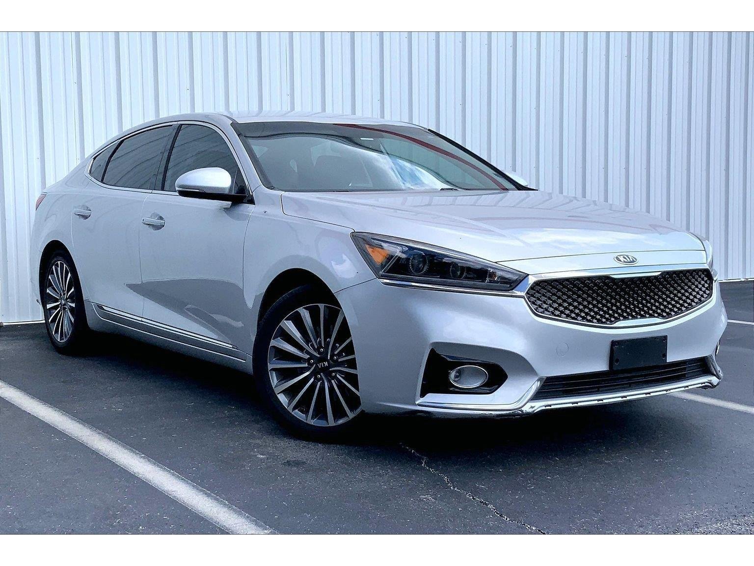 Used 2018 Kia Cadenza Premium w/ Luxury Package FWD image 2