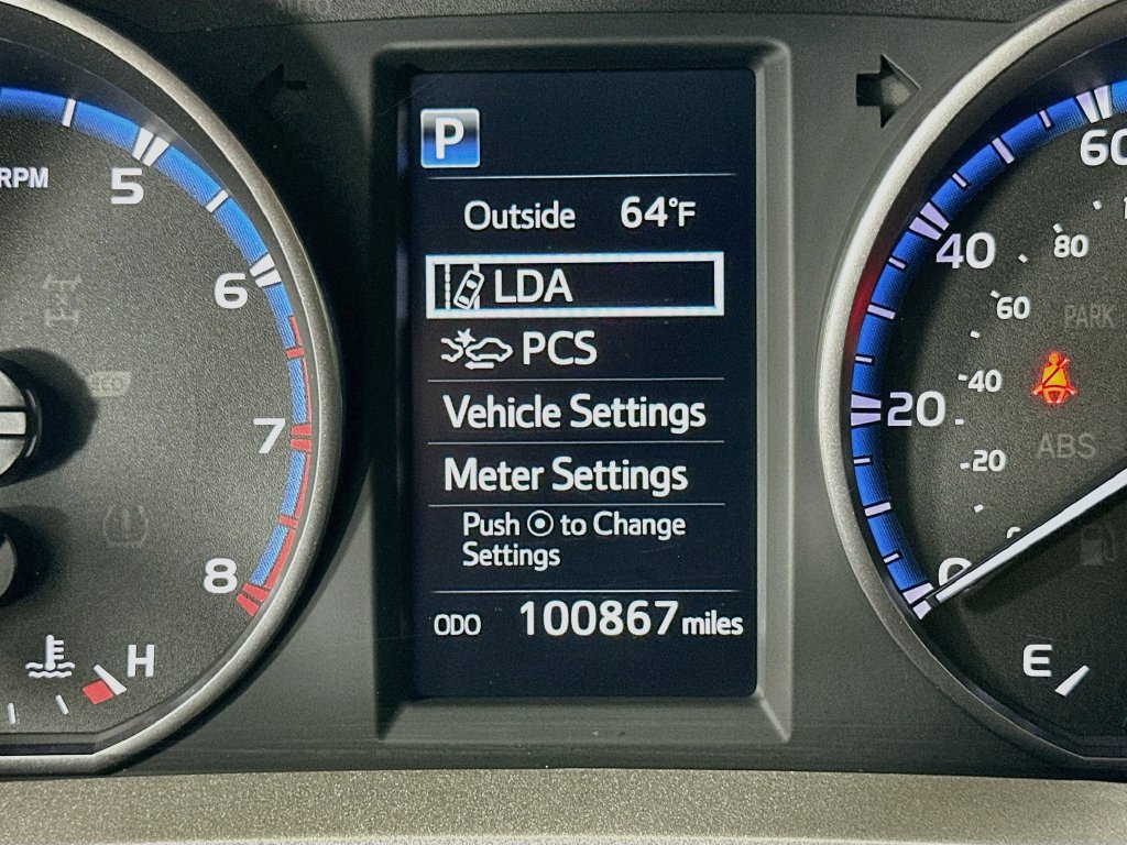 Used 2018 Toyota RAV4 LE FWD image 12