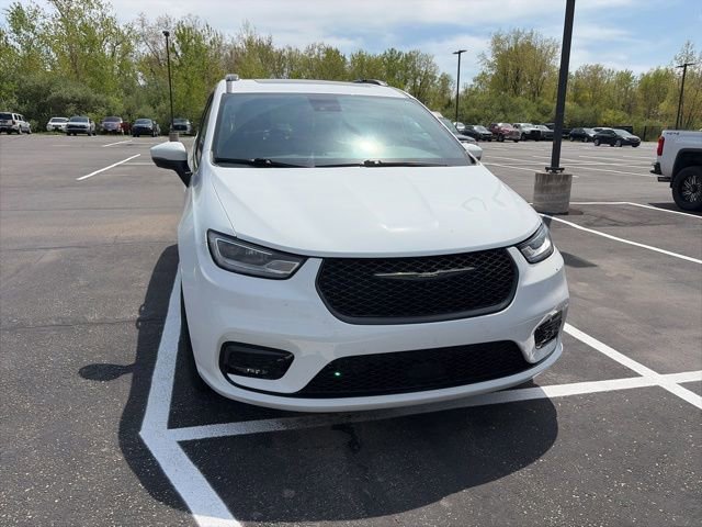 Used 2023 Chrysler Pacifica Touring-L w/ Uconnect Theater Family Group AWD/4WD image 2