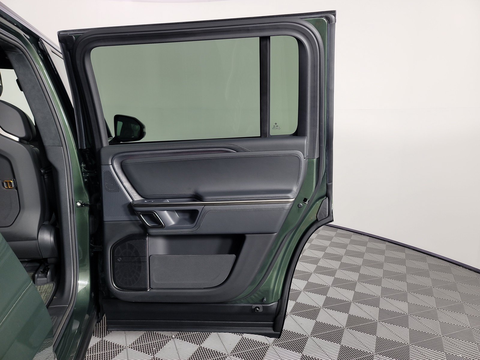 Used 2024 Rivian R1S Adventure AWD/4WD image 19