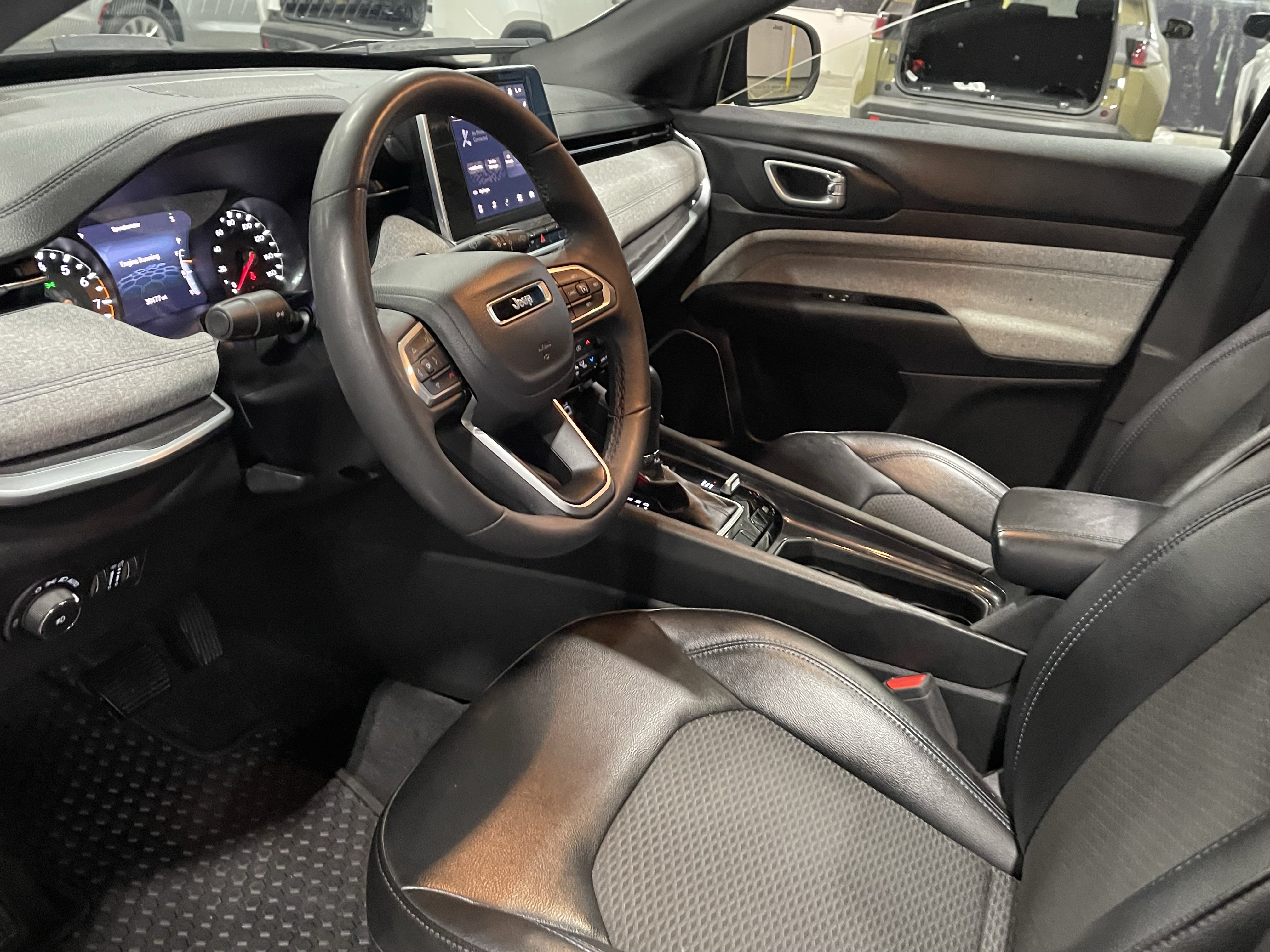 Certified 2025 Jeep Compass Latitude w/ Sun & Sound Group AWD/4WD image 10