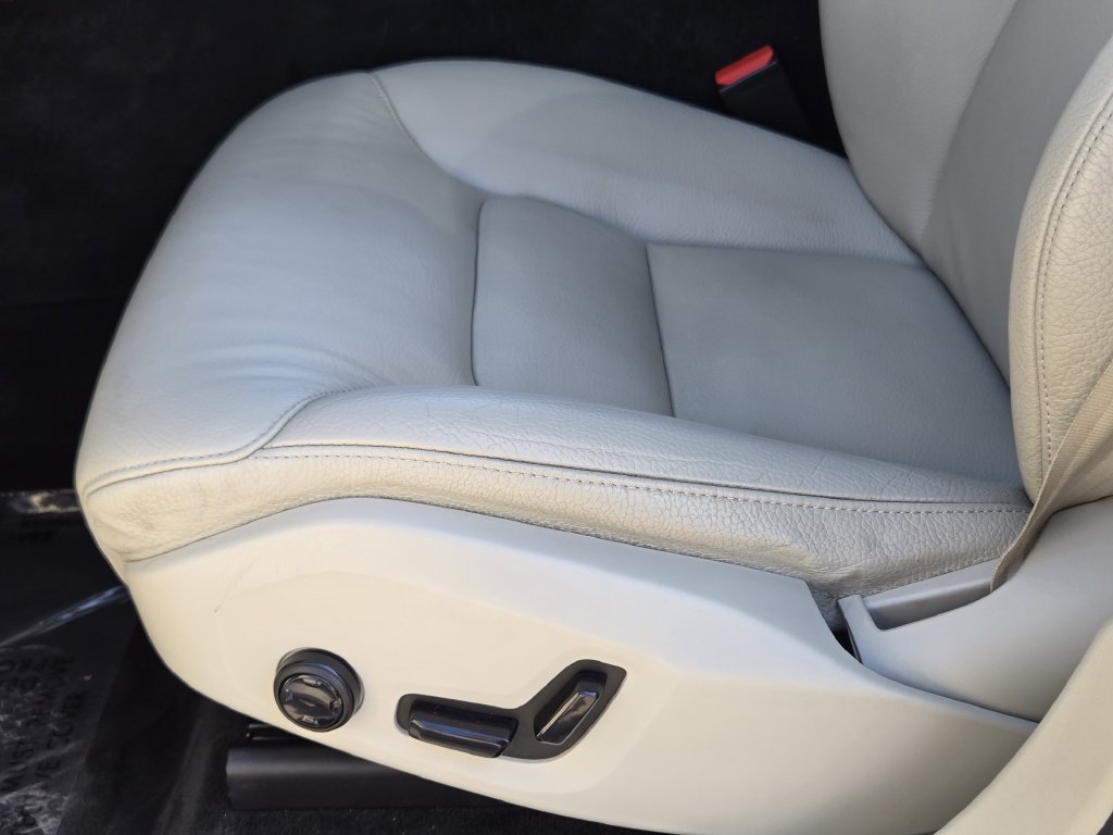 Used 2018 Volvo XC60 T5 Momentum w/ Convenience Package AWD/4WD image 32