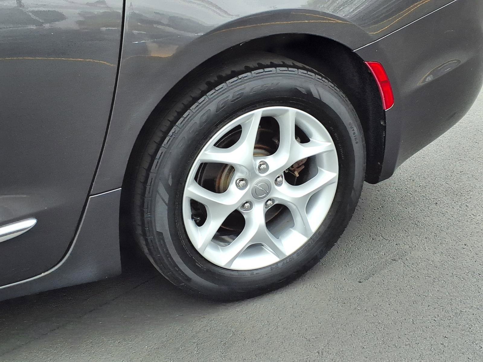 Used 2018 Chrysler Pacifica Touring-L w/ Tire & Wheel Group FWD image 27