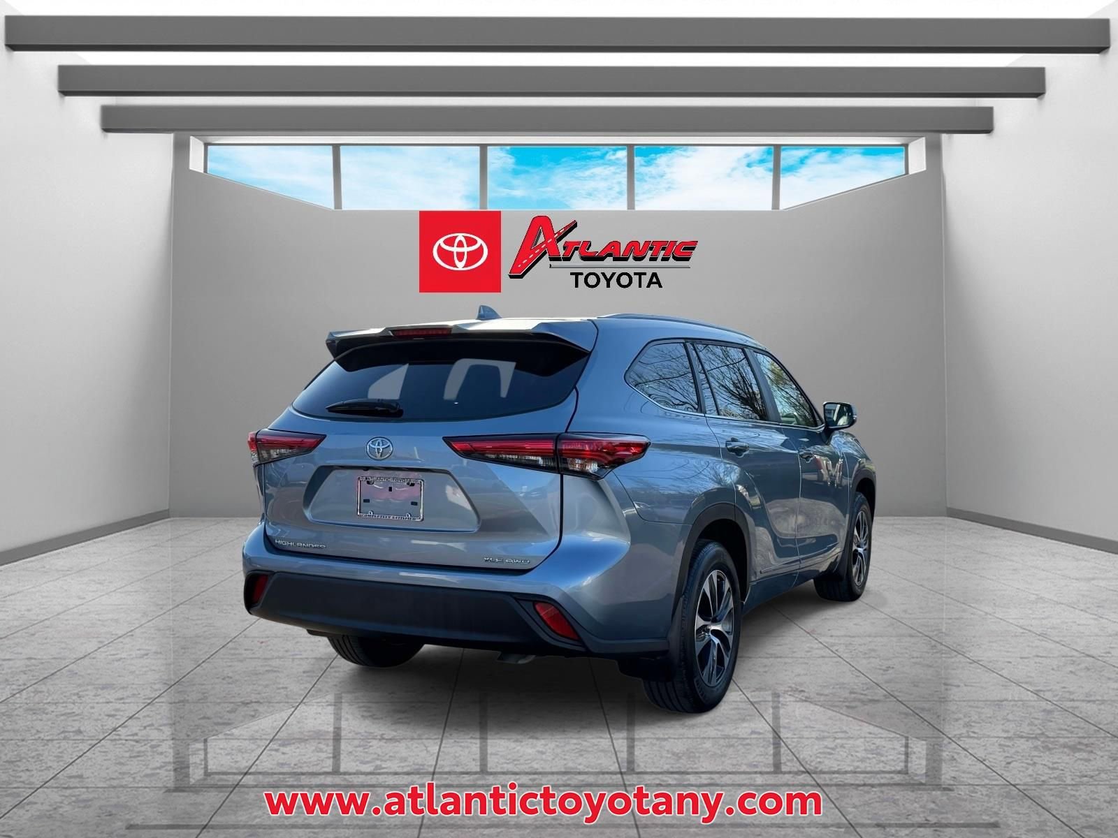 Used 2023 Toyota Highlander XLE AWD/4WD image 6