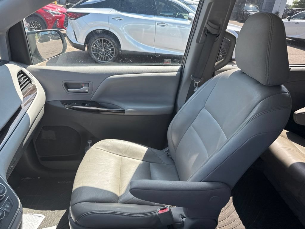 Used 2015 Toyota Sienna XLE Premium FWD image 20