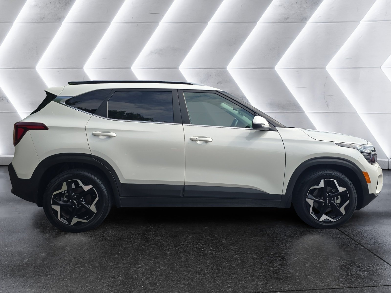 Used 2024 Kia Seltos EX FWD image 6