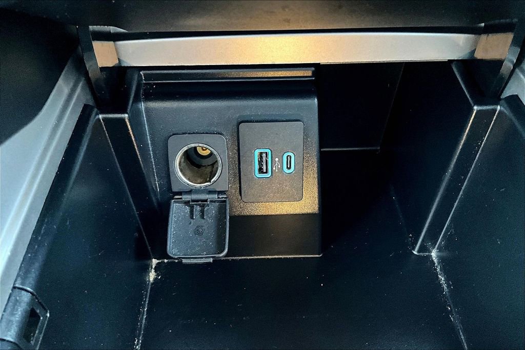 Used 2022 Ford Explorer XLT w/ Equipment Group 202A image 17